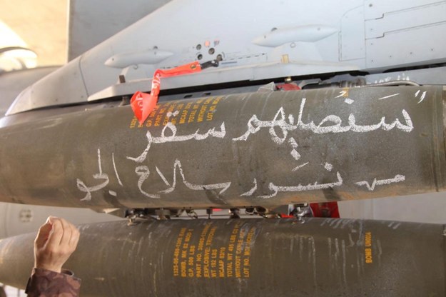 Napis po arabsku: "Pokażemy im piekło. Jordańskie siły powietrzne" /JORDAN NEWS AGENCY  /PAP/EPA