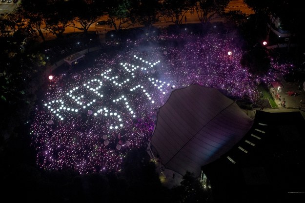 Napis „repeal 377A”, czyli „paragraf 377A” utworzony przez mieszkańców Singapuru podczas imprezy Pink Dot. /WALLACE WOON /PAP/EPA
