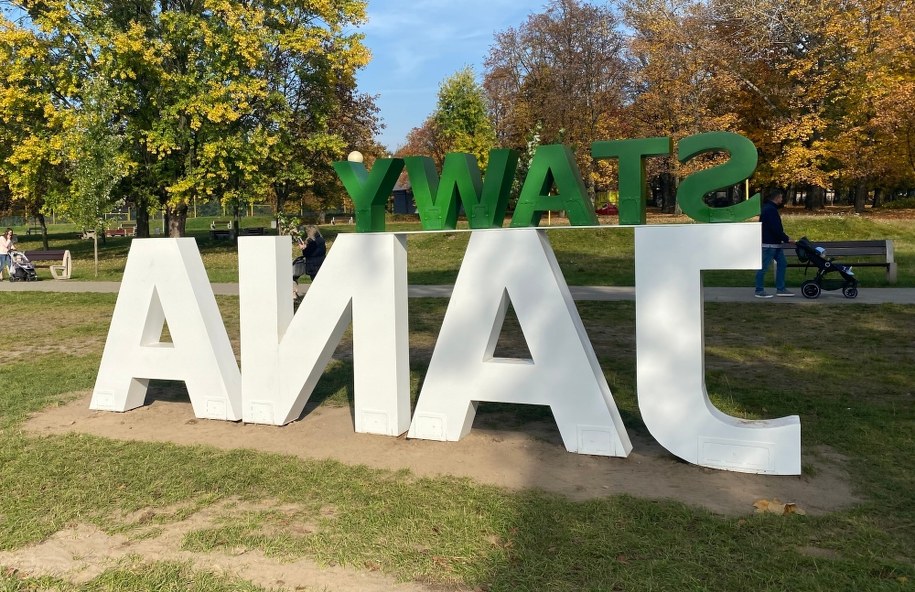 Napis Stawy Jana czytamy od tyłu w łódzkim parku /Magdalena Grajnert /RMF FM