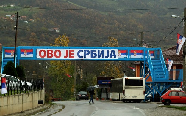 Napis "To jest Serbia" w Mitrowicy na północy Kosowa /DJORDJE SAVIC /PAP/EPA