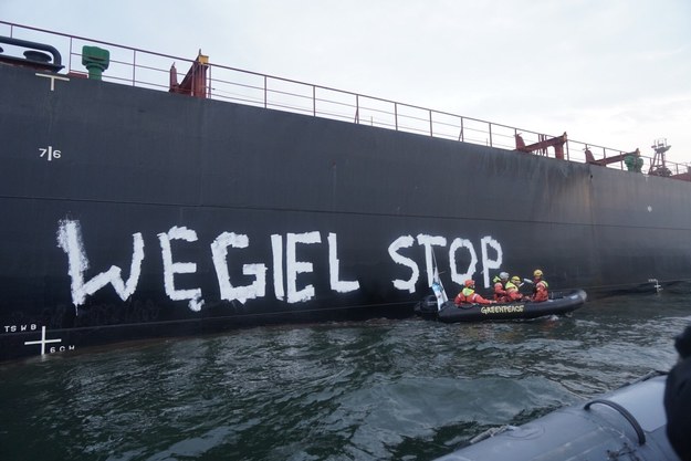 Napis "Węgiel stop" wymalowany przez aktywistów Greenpeace na burcie węglowca /Greenpeace /