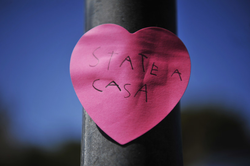 Napis "zostań w domu" na jednej z włoskich ulic /Laura Lezza /Getty Images