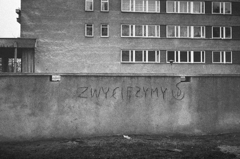 Napis "Zwyciężymy" i symbol Solidarności Walczącej namalowane na murze budynku, Warszawa, 1982 /Mark Carrot /Fotonova