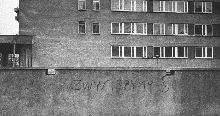 Napis "Zwyciężymy" i symbol Solidarności Walczącej namalowane na murze budynku, Warszawa, 1982 /Mark Carrot /Fotonova