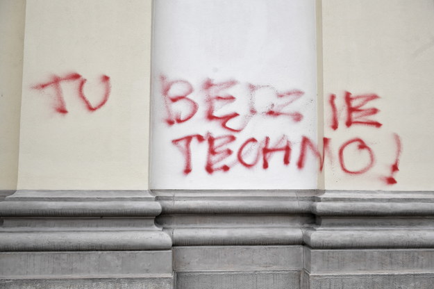 Napisy na fasadzie warszawskiego kościoła Świętego Krzyża znajdującego się na Krakowskim Przedmieściu /Radosław Pietruszka /PAP