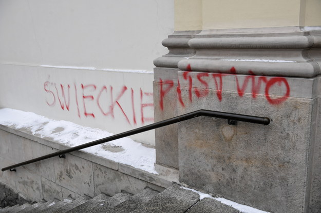 Napisy na fasadzie warszawskiego kościoła Świętego Krzyża znajdującego się na Krakowskim Przedmieściu /Radosław Pietruszka /PAP