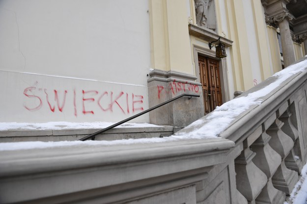 Napisy na fasadzie warszawskiego kościoła Świętego Krzyża znajdującego się na Krakowskim Przedmieściu. Elewację zniszczono w nocy z 24 na 25 grudnia. /Radek Pietruszka /PAP