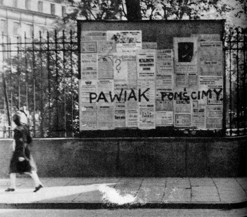 Napisy ruchu oporu na tablicy ogłoszeniowej w Warszawie, maj 1943 /East News