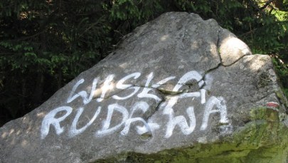 Napisy wymalowane przez kiboli na drodze do Morskiego Oka