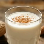 Napój na bezsenne noce i oporny tłuszcza na brzuchu. Pij przed snem albo przed śniadaniem 