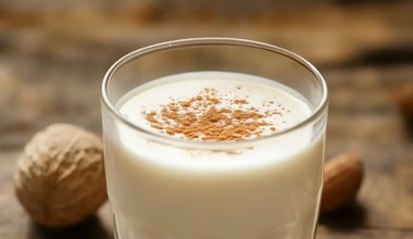 Napój na bezsenne noce i oporny tłuszcza na brzuchu. Pij przed snem albo przed śniadaniem 