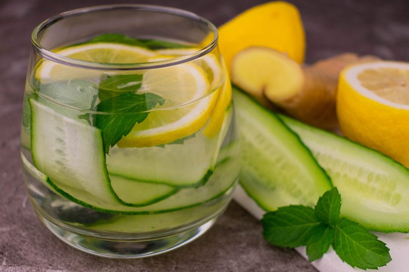 Napój "Sassy water" cieszy się ogromną popularnością w sieci. Świetnie oczyszcza z toksyn /123RF/PICSEL