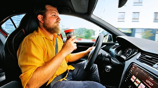 Napoje z kofeiną mogą działać do ok. dwóch godzin. Nie zastąpią odpoczynku. /Motor