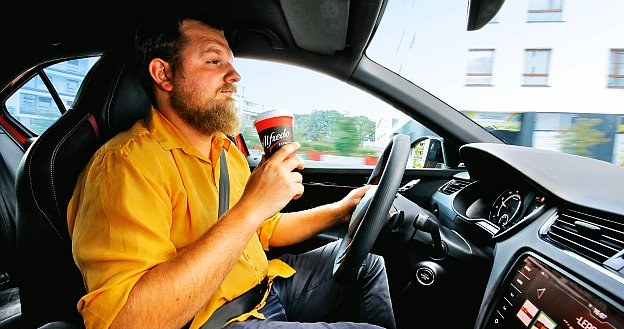 Napoje z kofeiną mogą działać do ok. dwóch godzin. Nie zastąpią odpoczynku. /Motor