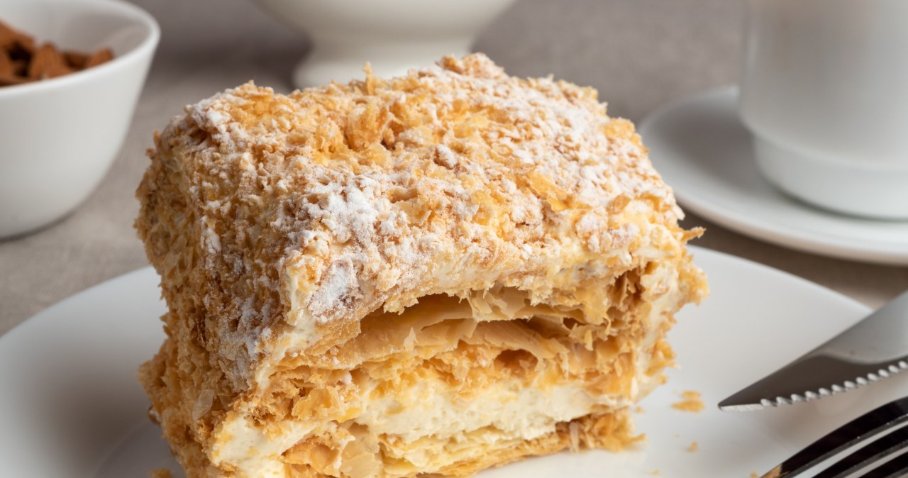 Napoleon niedzielny to ciasto francuskie przełożone budyniowym kremem /maxvegan /123RF/PICSEL