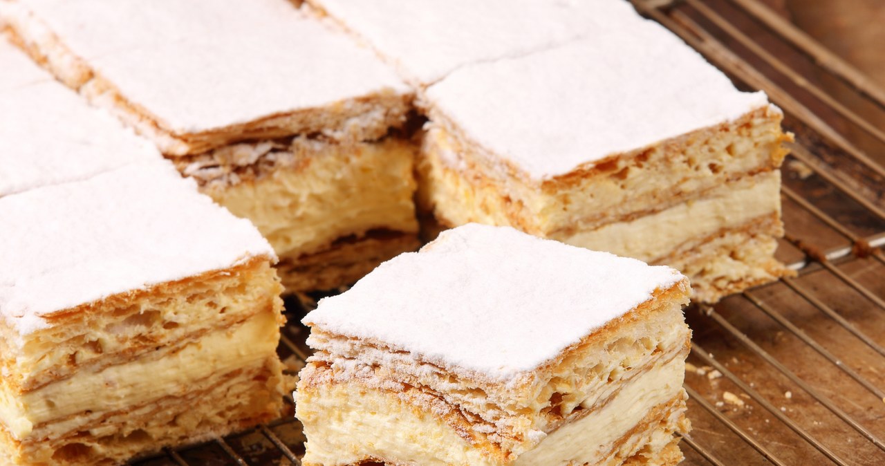 Napoleonka to proste ciastko z płatów ciasta francuskiego i kremu budyniowego. /123RF/PICSEL /123RF/PICSEL