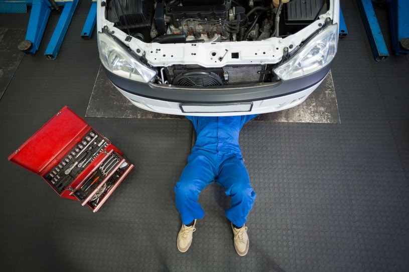 Naprawa niektórych marek samochodów może być problematyczna dla mechaników /123RF/PICSEL
