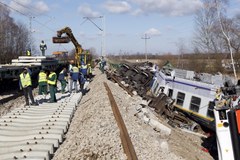 Naprawa uszkodzeń na miejscu katastrofy w Szczekocinach