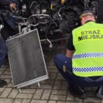 Naprawiali samochód na parkingu. Chcieli zaoszczędzić, a dostali mandat
