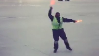 Naprowadzał samolot tanecznym krokiem. Ktoś nagrał jego popis