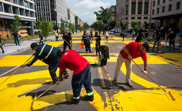 Naprzeciwko Białego Domu pojawił się wielki napis. „Czarne życie ma znaczenie”