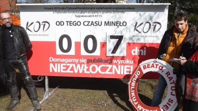 Naprzeciwko kancelarii premiera stanął licznik dni, które upłynęły od wydania orzeczenia TK