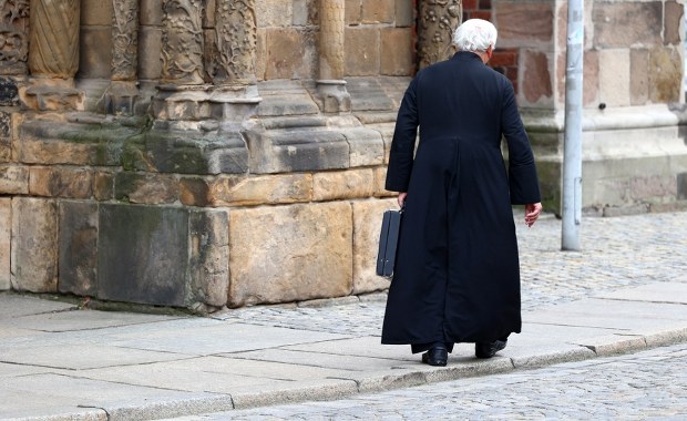 Narasta agresja wobec księży. Wyniki badania niepokoją