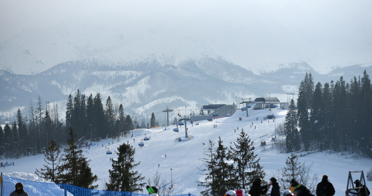 Narciarski Ośrodek Kotelnica Białczańska w czasie ferii zimowych cieszy się zawsze ogromną popularnością. Białka Tatrzańska jest jednak wyjątkowo droga. / MAREK LASYK/REPORTER  /East News