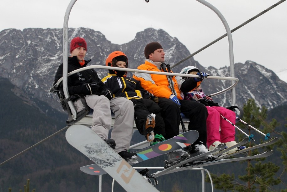 Narciarze na Polanie Szymoszkowej w drugim dniu świąt /fot. Grzegorz Momot /PAP
