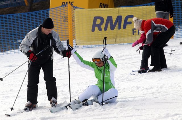 Narciarze na sztucznie naśnieżonym stoku na Polanie Szymoszkowej w Zakopanem /Grzegorz Momot /PAP