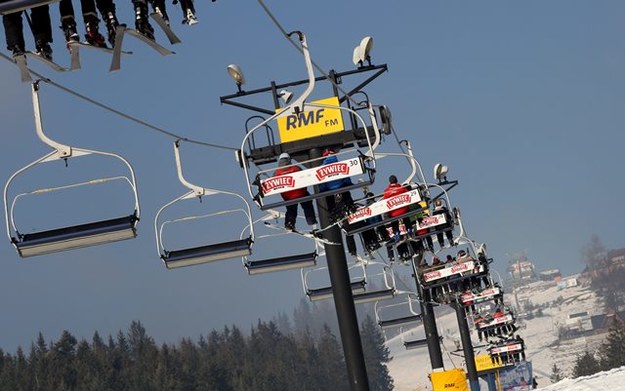 Narciarze na wyciągu narciarskim na sztucznie naśnieżonej Polanie Szymoszkowej w Zakopanem /Grzegorz Momot /RMF FM