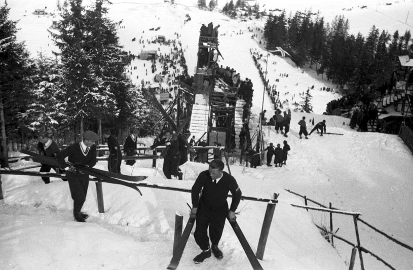 Narciarze przed konkursem skoków na Wielkiej Skoczni na Krokwi. Zdjęcie z 1935 roku /Z archiwum Narodowego Archiwum Cyfrowego