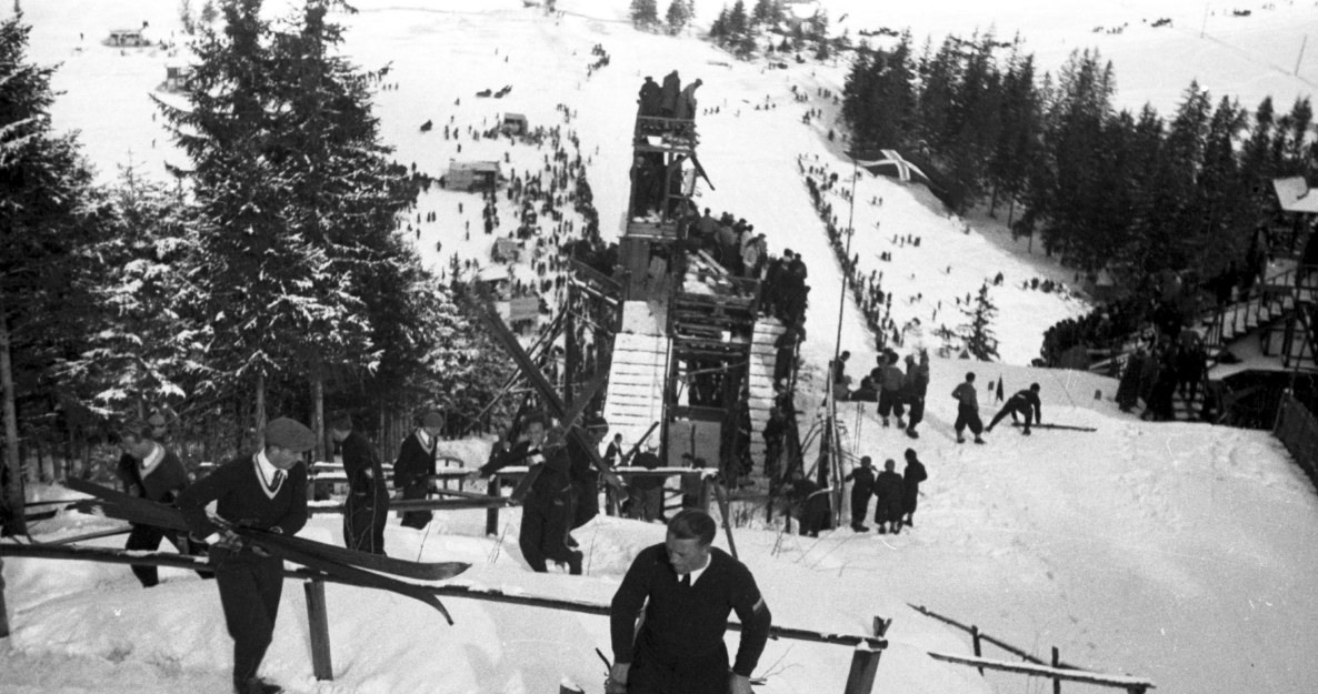 Narciarze przed konkursem skoków na Wielkiej Skoczni na Krokwi. Zdjęcie z 1935 roku /Z archiwum Narodowego Archiwum Cyfrowego