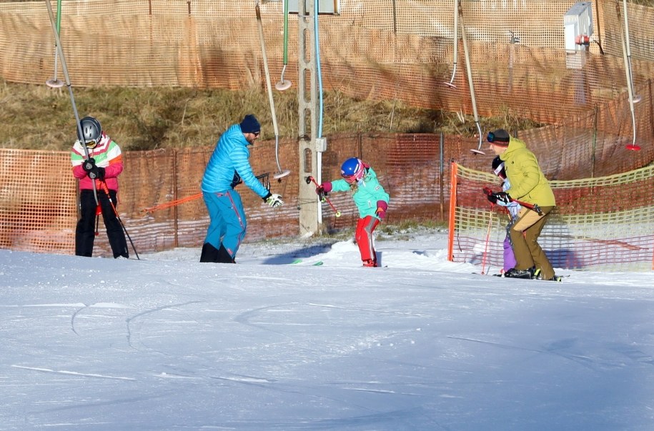 Narciarze w Bukowinie Tatrzańskiej / 	Grzegorz Momot    /PAP
