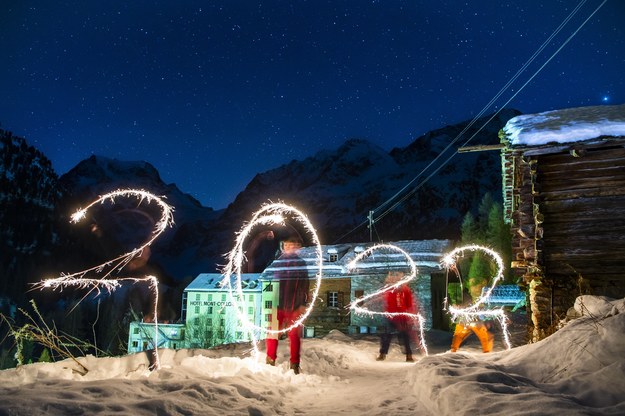 Narciarze witają Nowy Rok w Szwajcarii /JEAN-CHRISTOPHE BOTT /PAP/EPA