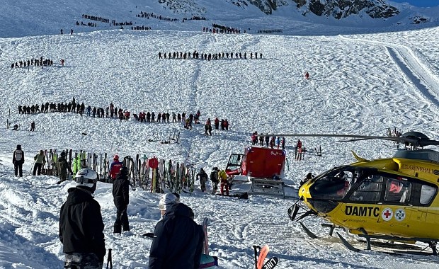 Narciarze wywołali olbrzymią lawinę w Tyrolu. Polscy ratownicy w akcji