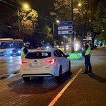 Narkotyki i sfałszowane prawo jazdy. Policjanci sprawdzili kierowców przewozów na aplikację