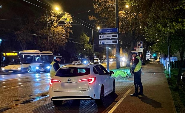 Narkotyki i sfałszowane prawo jazdy. Policjanci sprawdzili kierowców przewozów na aplikację