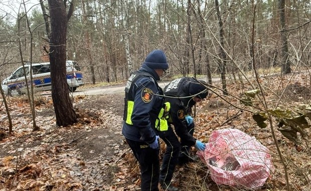 Narkotyki ukryte w torbie. Strażnicy miejscy znaleźli je w lesie w Warszawie