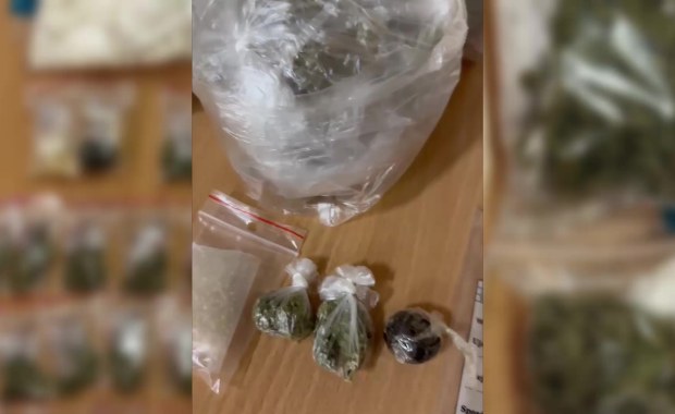 Narkotyki w pączku i w torbie na aparat. Policja zatrzymała braci