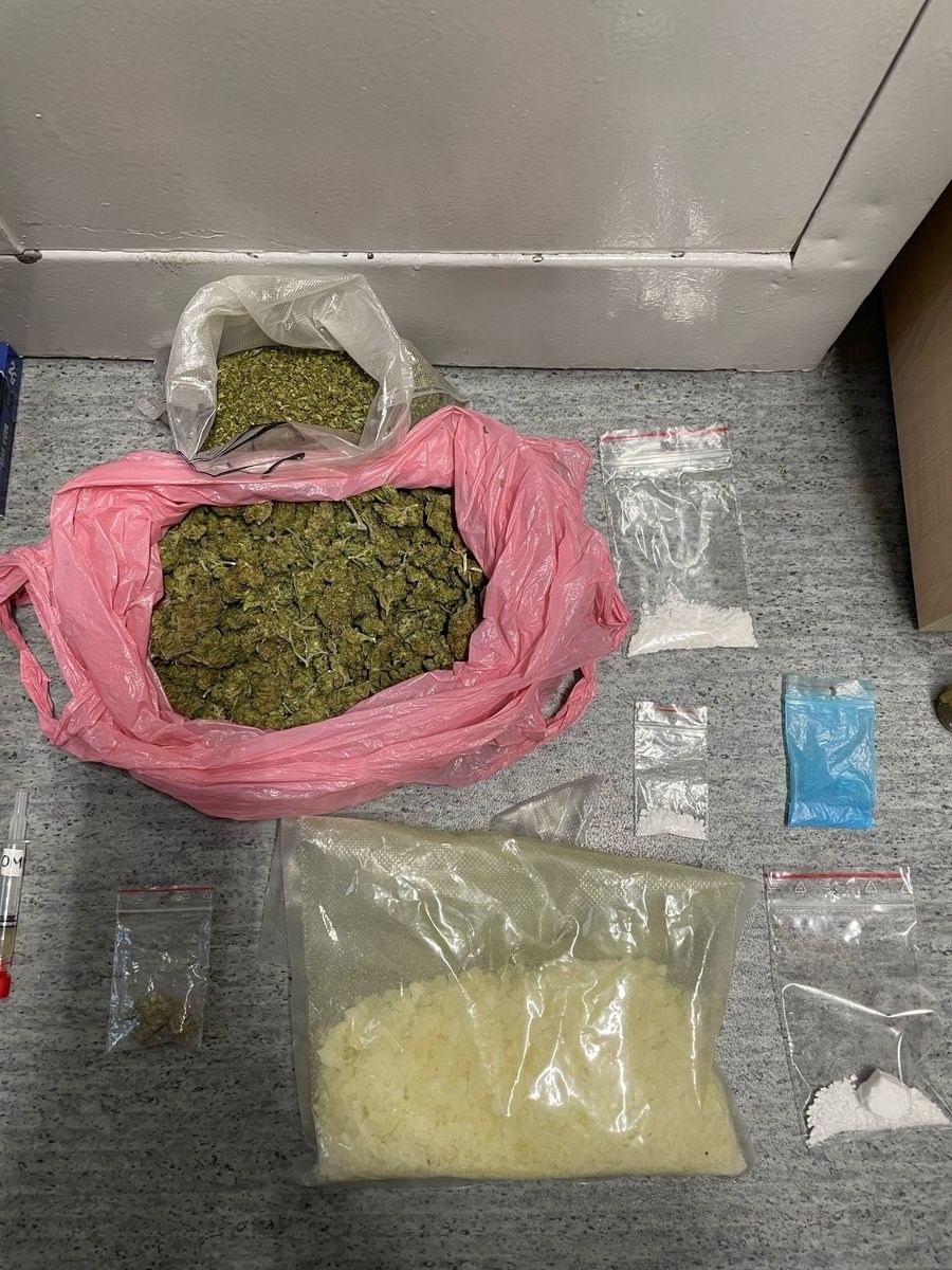 Narkotyki znalezione w mieszkaniu 19-latka, fot. https://olesnica.policja.gov.pl /