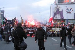 Narodowcy maszerują przez Warszawę