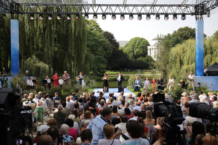 Narodowe Czytanie "Nad Niemnem" w Ogrodzie Saskim /Albert Zawada /PAP