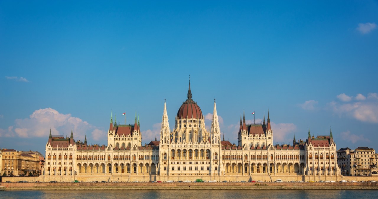 Narodowy Bank Węgier ponownie zdecydował się na obniżenie stóp procentowych. Na zdjęciu parlament w Budapeszcie /123RF/PICSEL