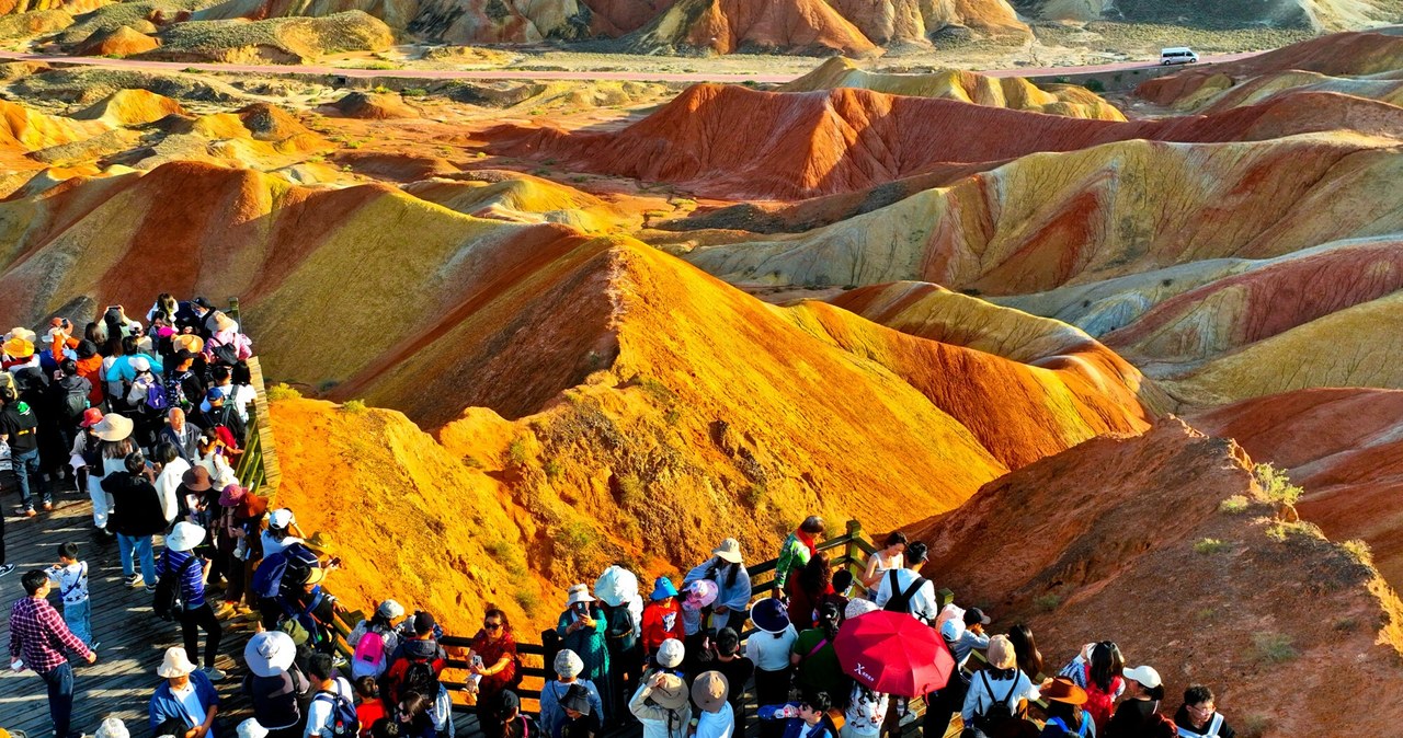 Narodowy Park Geologiczny Zhangye Danxia to najbardziej kolorowy park narodowy na świecie /Nur Photo/East News /East News