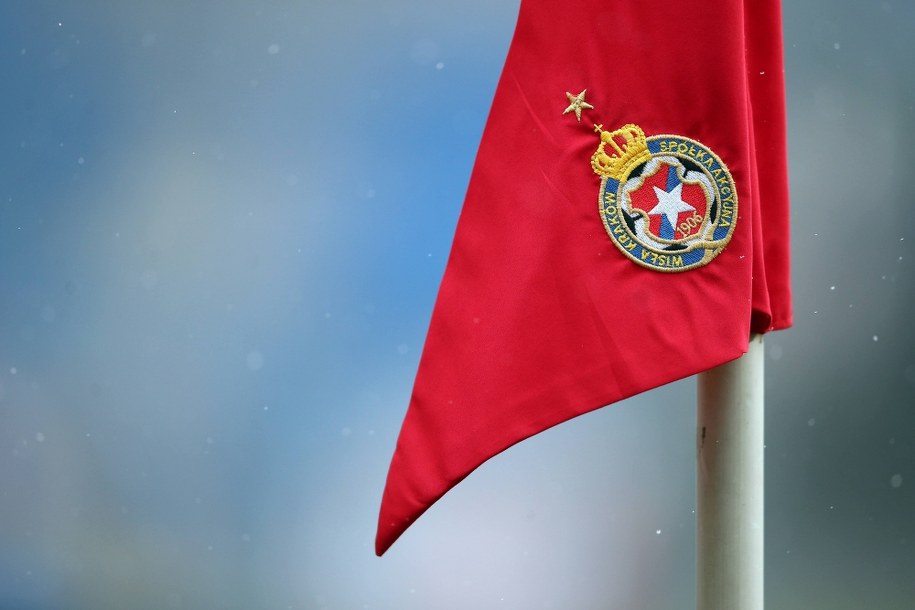 Narożna chorągiewka boiska z symbolem drużyny "Białej Gwiazdy" na zdjęciu ilustracyjnym /	Łukasz Gągulski /PAP