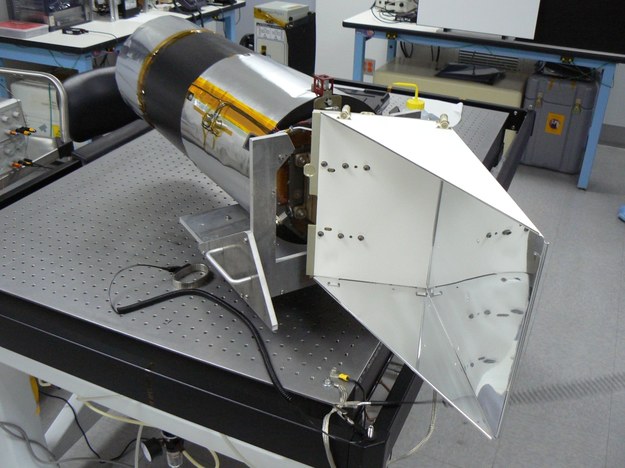 Narrow Angle Camera w czasie testów w Malin Space Science Systems. Promiennik (po prawej) zapobiega przegrzaniu się czujnika kamery /Malin Space Science Systems/Arizona State University /materiały prasowe