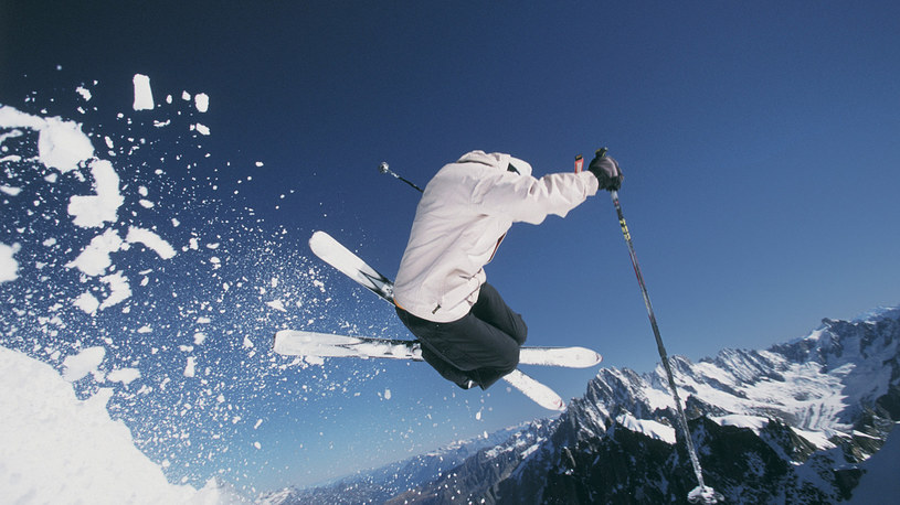 Narty freestylowe to obecnie jeden z lepiej rozwijających się sportów zimowych /123RF/PICSEL