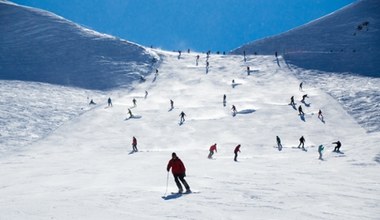 Narty rzut beretem od Kielc. Świetny stok, a do tego park miniatur i mnóstwo atrakcji