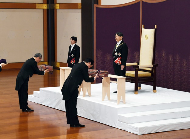 Naruhito jest pierwszym japońskim cesarzem urodzonym po drugiej wojnie światowej i pierwszym, wychowanym wyłącznie przez rodziców /JIJI PRESS / POOL /PAP
